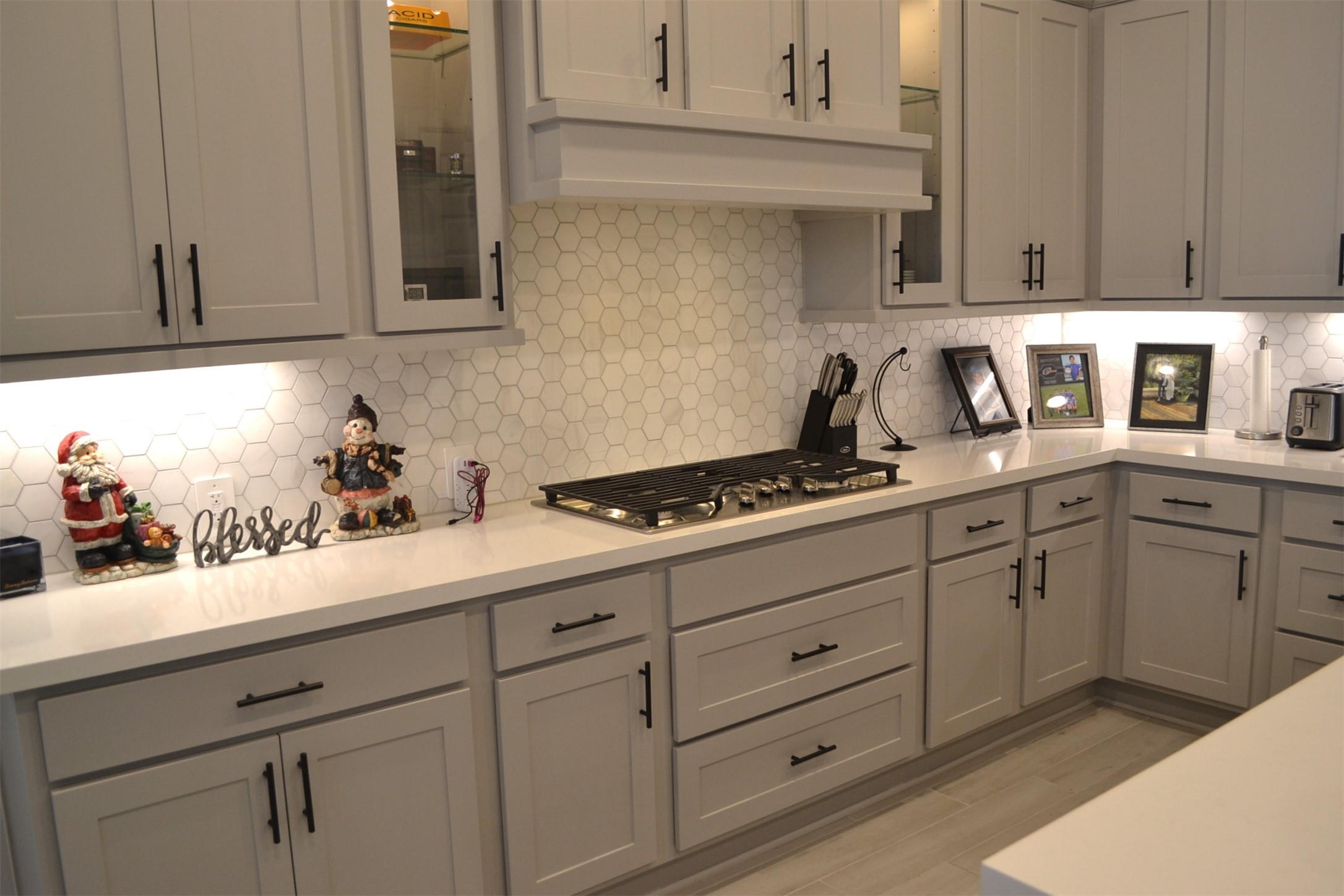 15460 Ringbill Way Magnolia, TX 77354 - Photo 39 of 50 a kitchen with granite countertop cabinets and white appliances