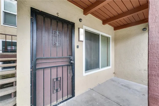 $405,000 | 1030 West MacArthur Boulevard, Unit 5, Santa Ana, CA 92707