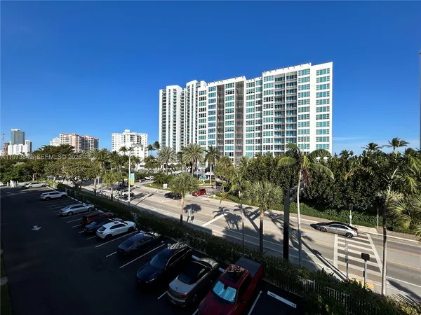 $2,300 | 1541 South Ocean Boulevard, Unit 415, Lauderdale-by-the-Sea, FL 33062
