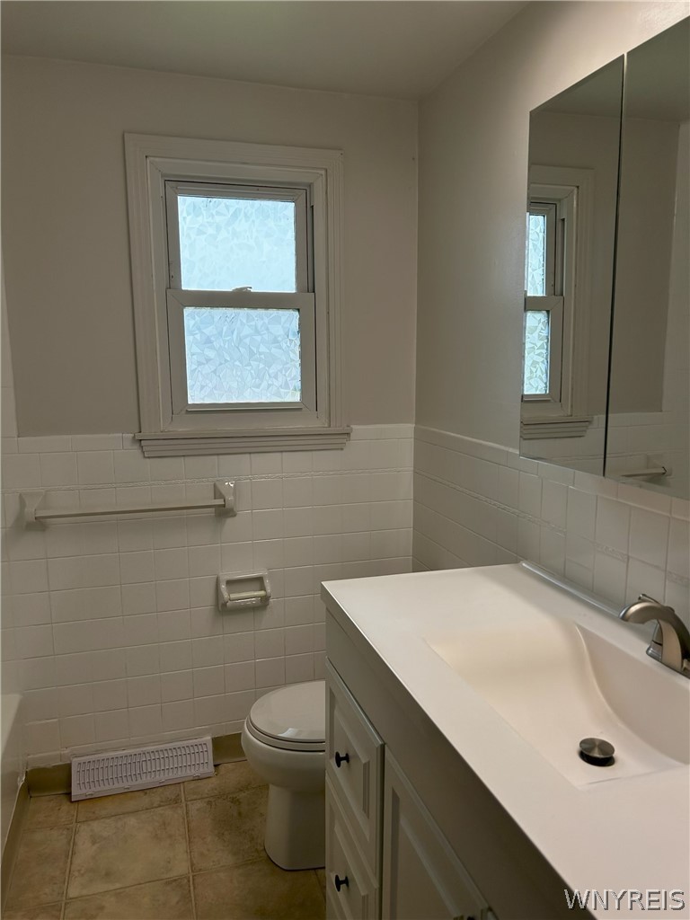 210 Meadowlawn Road Cheektowaga, NY 14225 - Photo 3 of 8