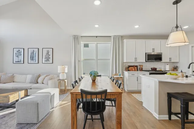 $599,900 | 11865 Upper 30th Street North, Lake Elmo, MN 55042