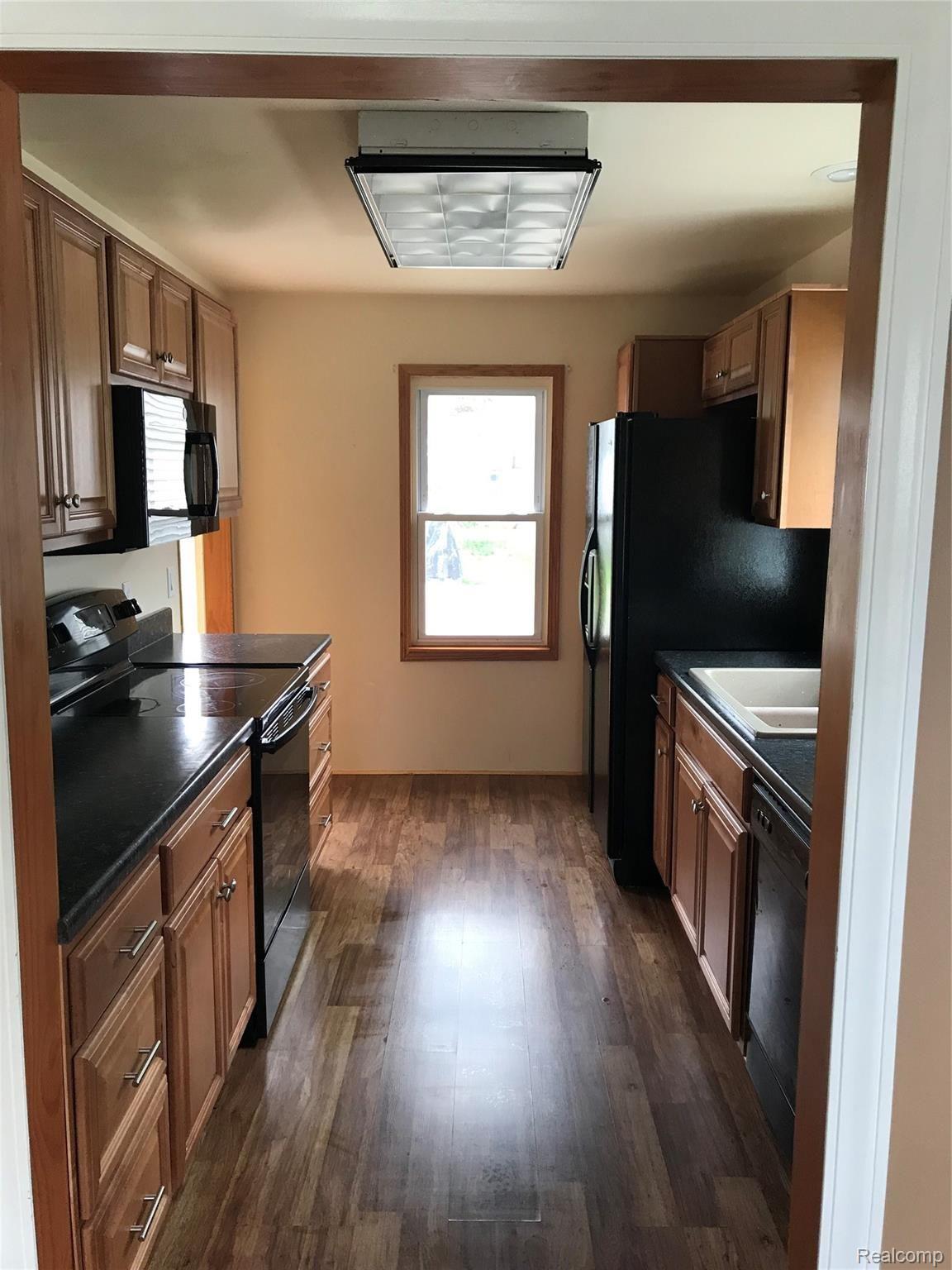 2604 Rodd Street Midland, MI 48640 - Photo 2 of 17 B1800B29-24B3-459A-99EA-B508FE255EB7.jpeg