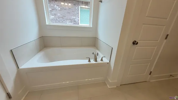 $2,500 | 6911 Garden Hill Drive, Baton Rouge, LA 70817