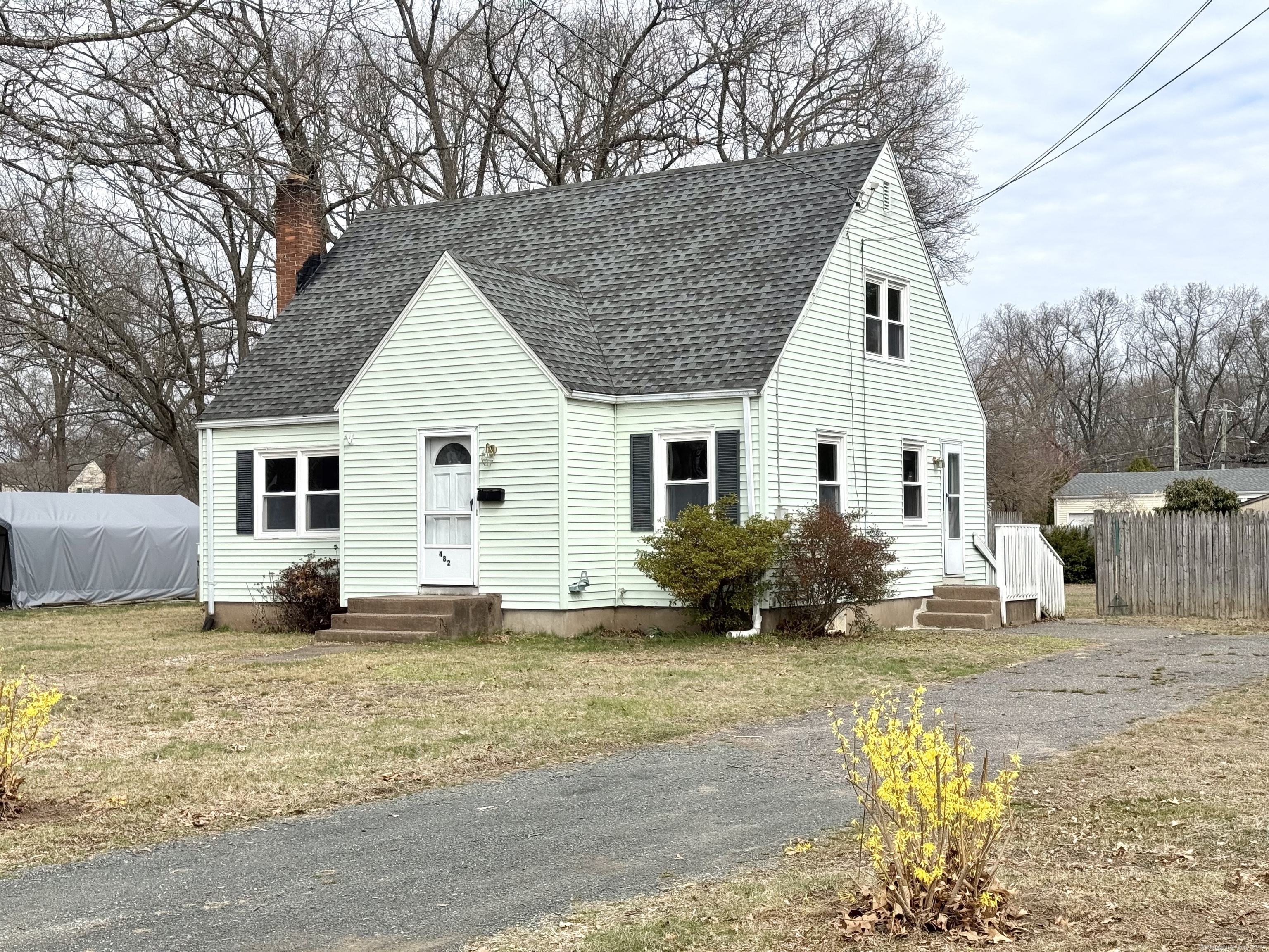 a view of a house with backyard