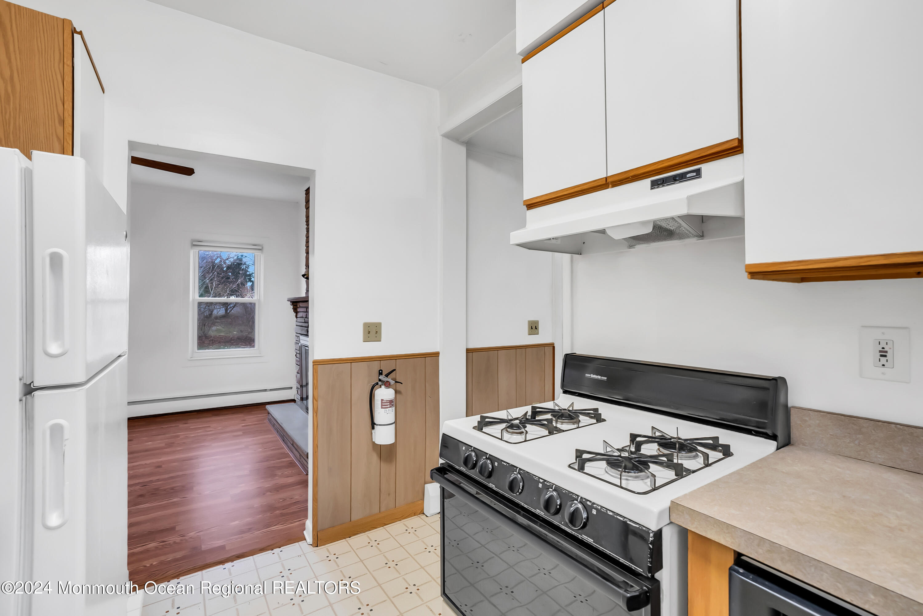 557 Wayside Road Neptune Township, NJ 07753 - Photo 17 of 68 Kitchen