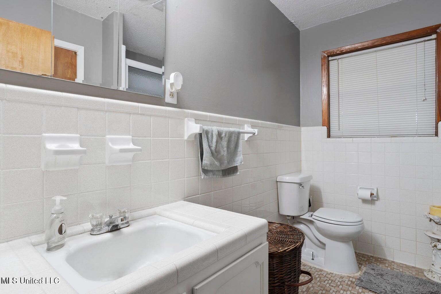 2208 Popp's Ferry Road Biloxi, MS 39532 - Photo 3 of 11 pf9