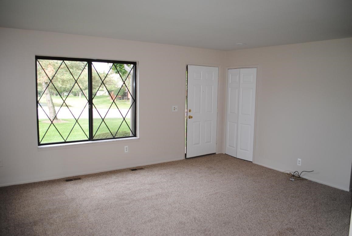 1989 Pondview Court Rochester, MI 48309 - Photo 6 of 12 31211192-5.JPG