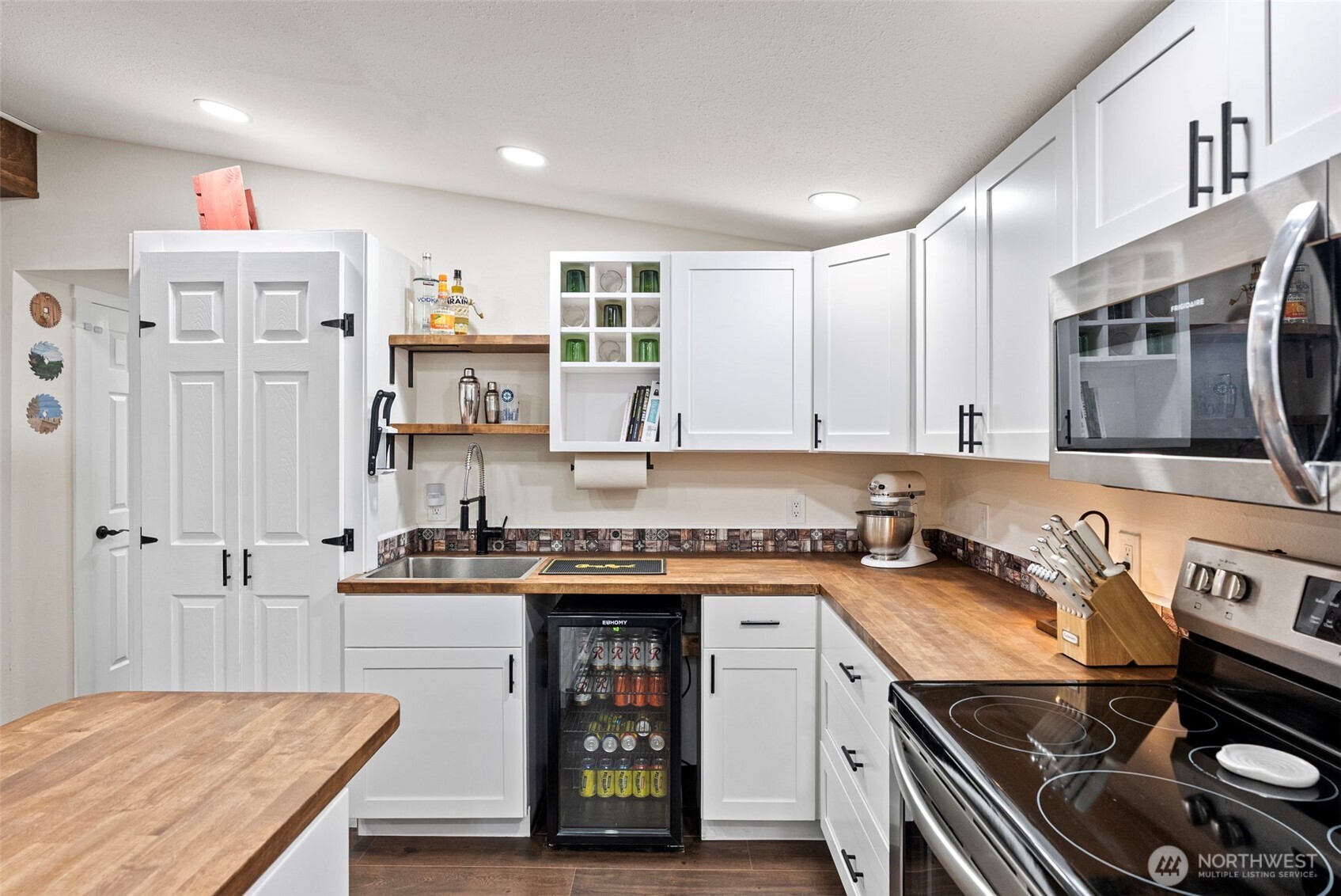 721 East McMickin Road Shelton, WA 98584 - Photo 13 of 38 a kitchen with a stove and a sink