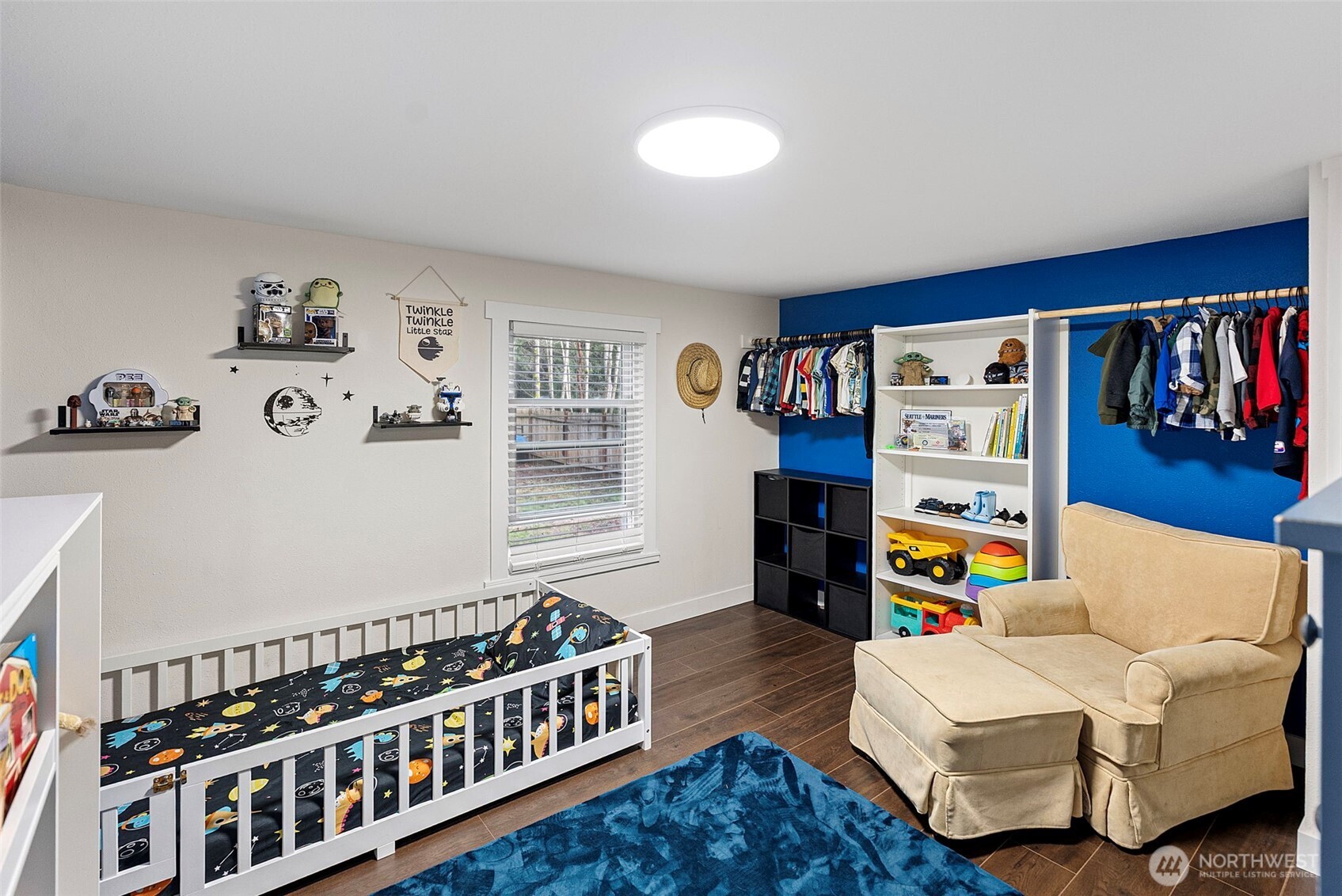 721 East McMickin Road Shelton, WA 98584 - Photo 19 of 38 a living room with furniture and window