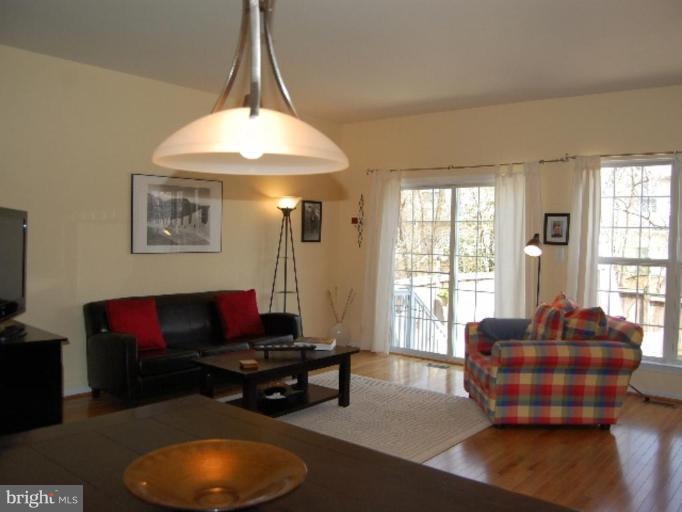 1326 Vintage Place Reston, VA 20194 - Photo 3 of 20 Living Room #2