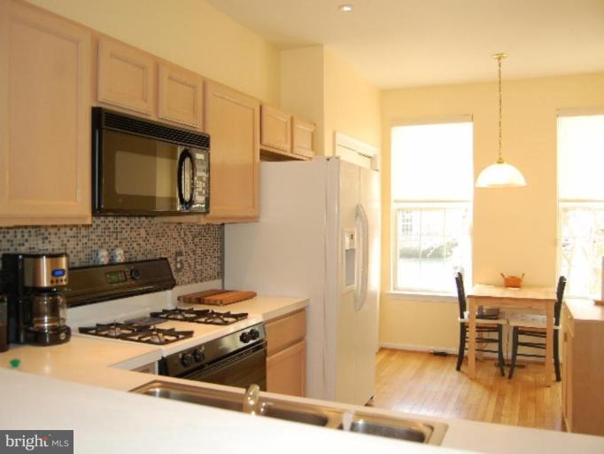 1326 Vintage Place Reston, VA 20194 - Photo 4 of 20 Kitchen