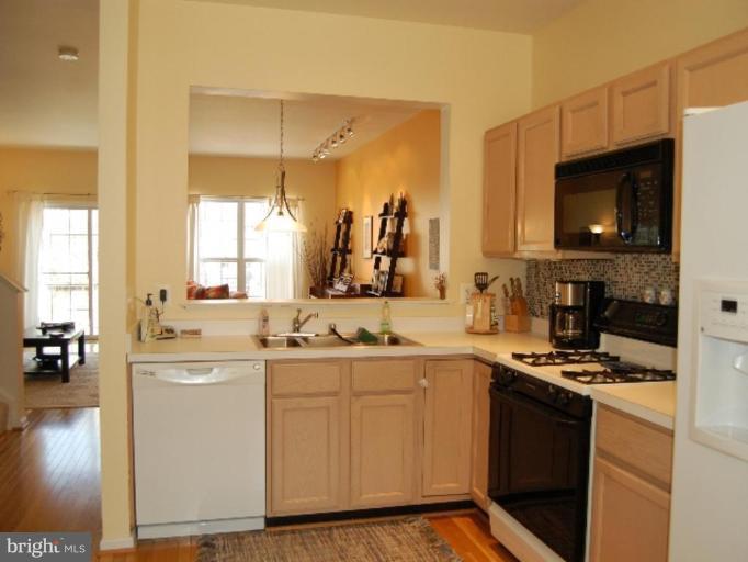 1326 Vintage Place Reston, VA 20194 - Photo 5 of 20 Kitchen #2