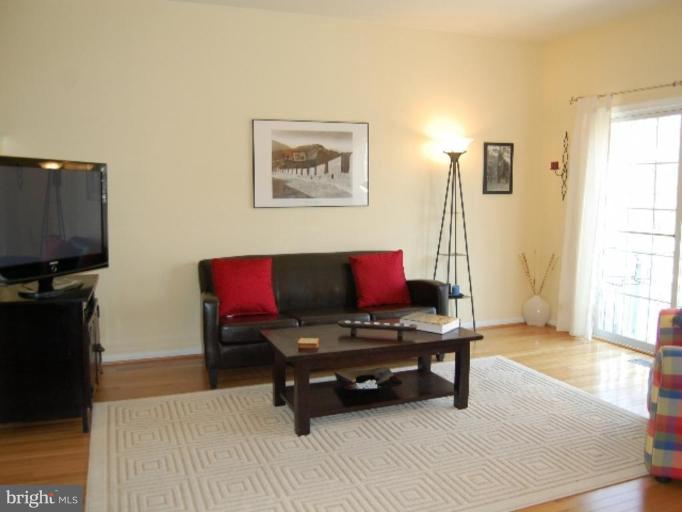 1326 Vintage Place Reston, VA 20194 - Photo 9 of 20 Living Room #3