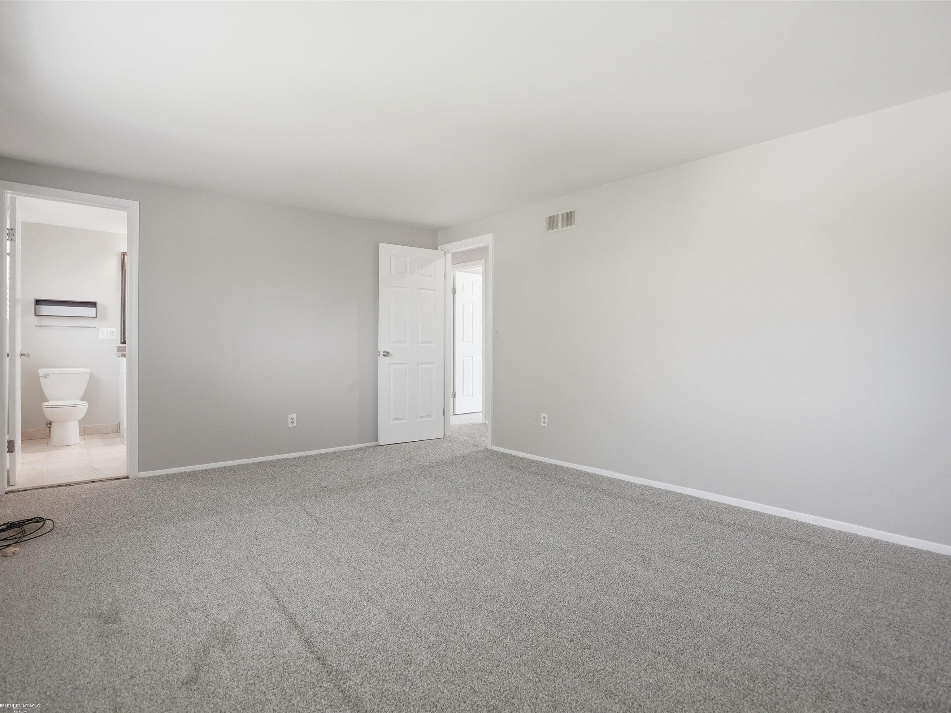 1405 Shaker Street Troy, MI 48083 - Photo 28 of 51 50205374-00c52d9f-f98c-406b-8627-64c1ef3f9dc5.JPG