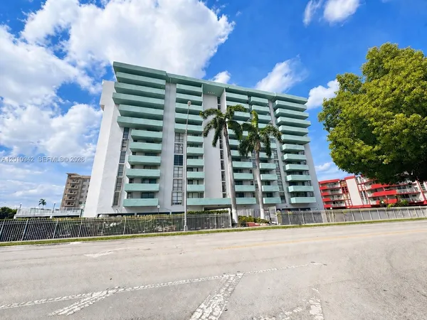 $2,400 | 1825 West 44th Place, Unit 501, Hialeah, FL 33012