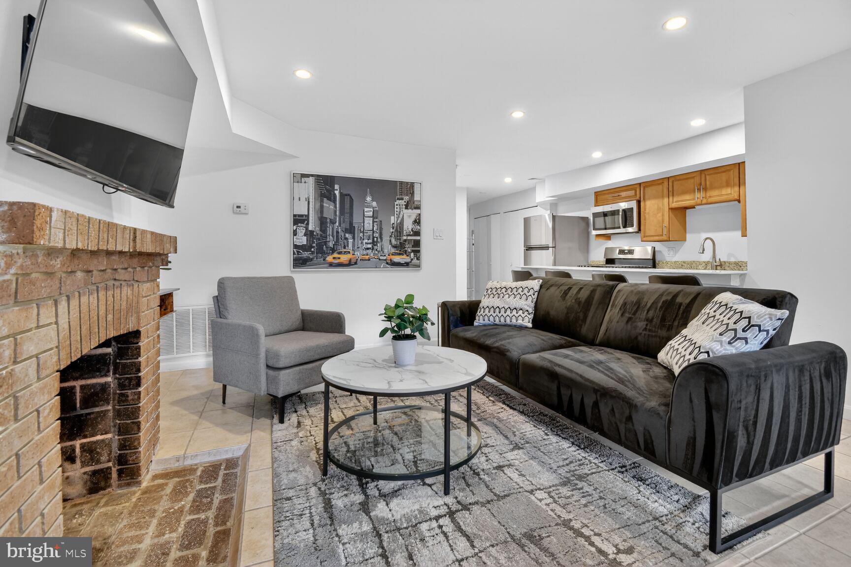 1339 Corcoran Street Northwest, Unit B Washington, DC 20009 - Photo 4 of 16 Versatile Options for Furniture Placement