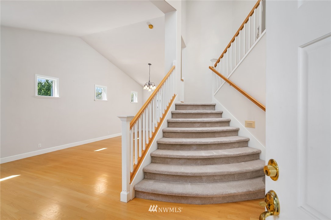 18639 173rd Way Southeast Renton, WA 98058 - Photo 3 of 25 Gallery Image 3