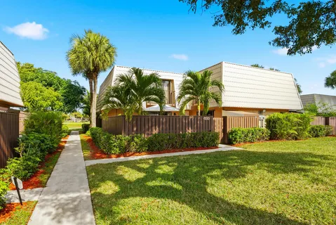 $304,900 | 6818 68th Way, West Palm Beach, FL 33409