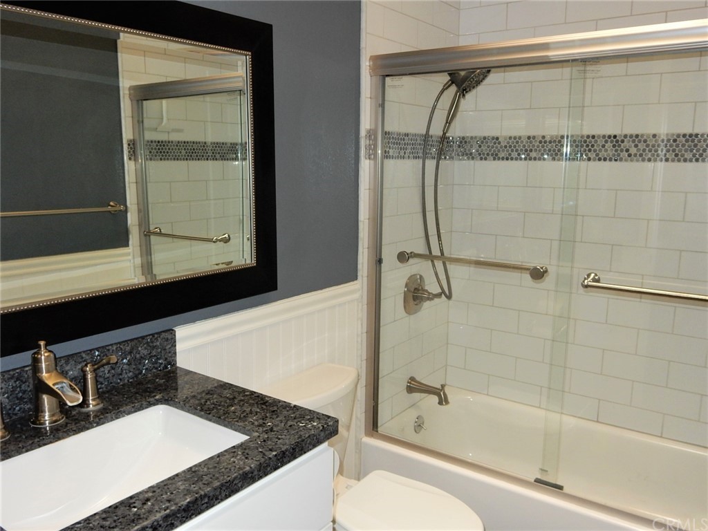 175 North Torn Ranch Road Lake Elsinore, CA 92530 - Photo 12 of 31 Guest bath with a full tub/shower.