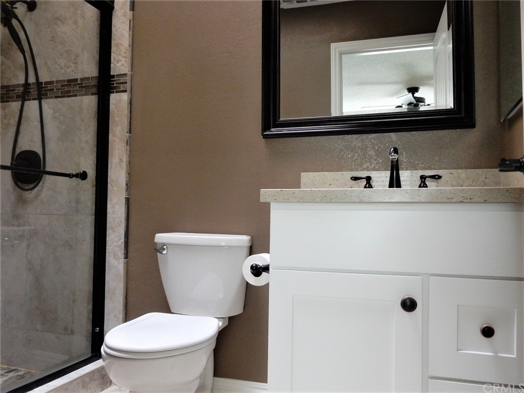 175 North Torn Ranch Road Lake Elsinore, CA 92530 - Photo 25 of 31 Master bath area.