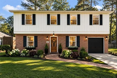 $300,000 | 220 Chestnut Street, Mandeville, LA 70471