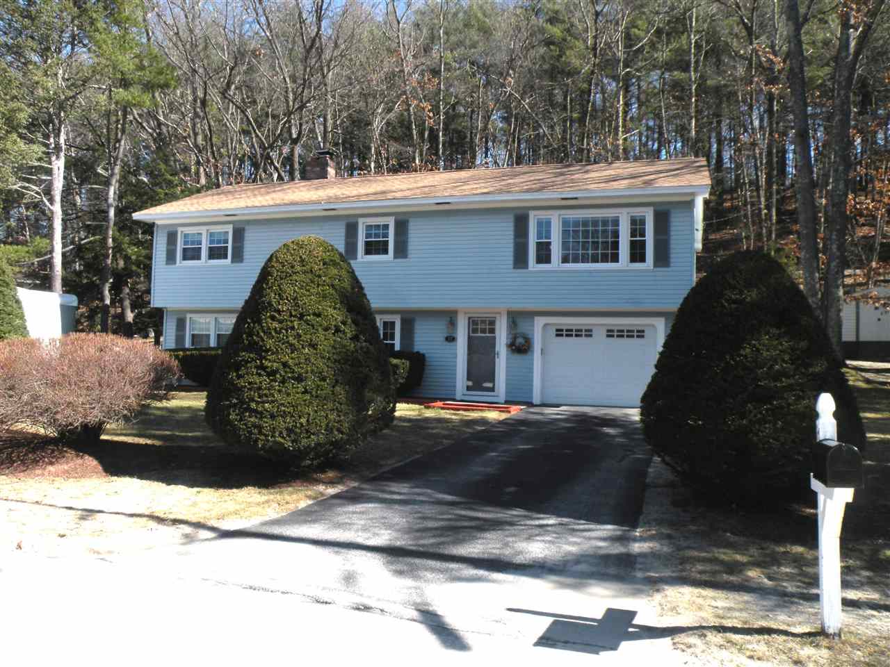 17 Wayne Street Hudson, NH 03051 - Photo 2 of 26