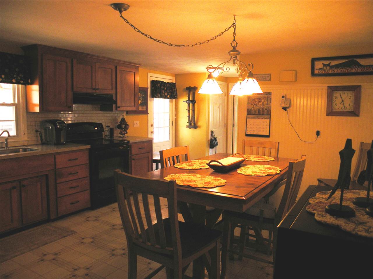 17 Wayne Street Hudson, NH 03051 - Photo 3 of 26