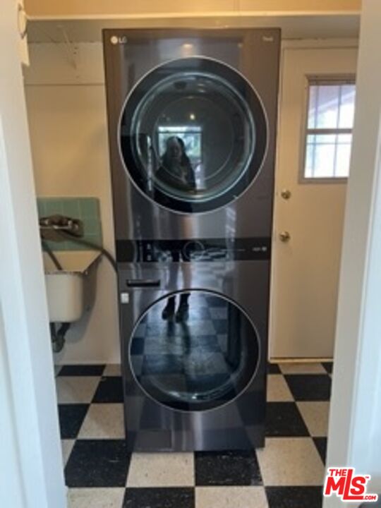 247 3rd Avenue Venice, CA 90291 - Photo 11 of 12 a bathroom with a sink and a mirror