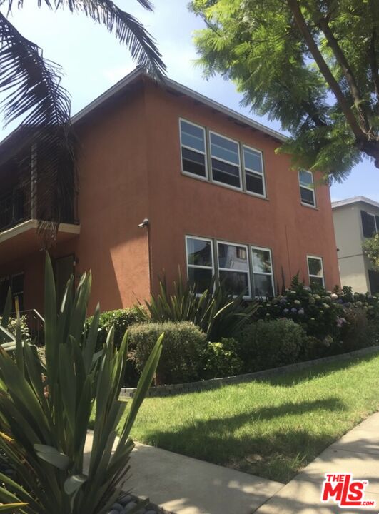 247 3rd Avenue Venice, CA 90291 - Photo 12 of 12 a front view of house and yard with green space