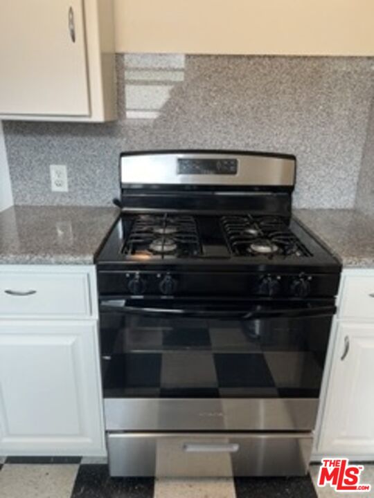 247 3rd Avenue Venice, CA 90291 - Photo 6 of 12 a stove top oven sitting inside of a kitchen