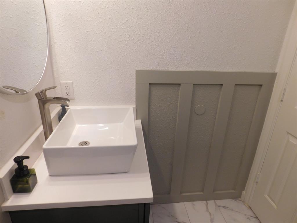 622 Crowley Road Arlington, TX 76012 - Photo 16 of 38 a bathroom with a bathtub