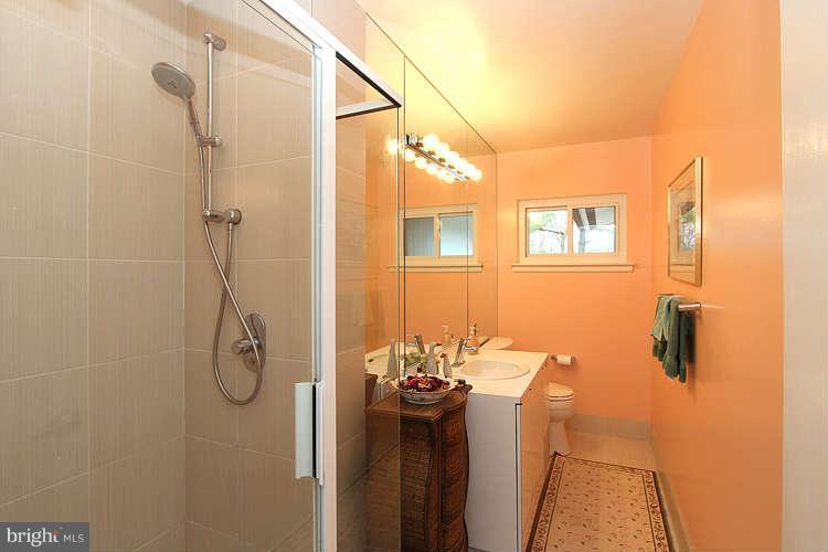 6508 Pyle Road Bethesda, MD 20817 - Photo 17 of 28 Upper Level Full Bath