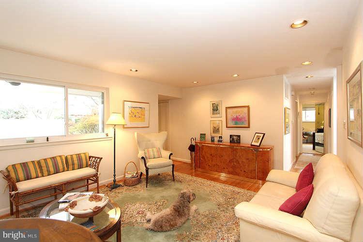 6508 Pyle Road Bethesda, MD 20817 - Photo 4 of 28 Living Room