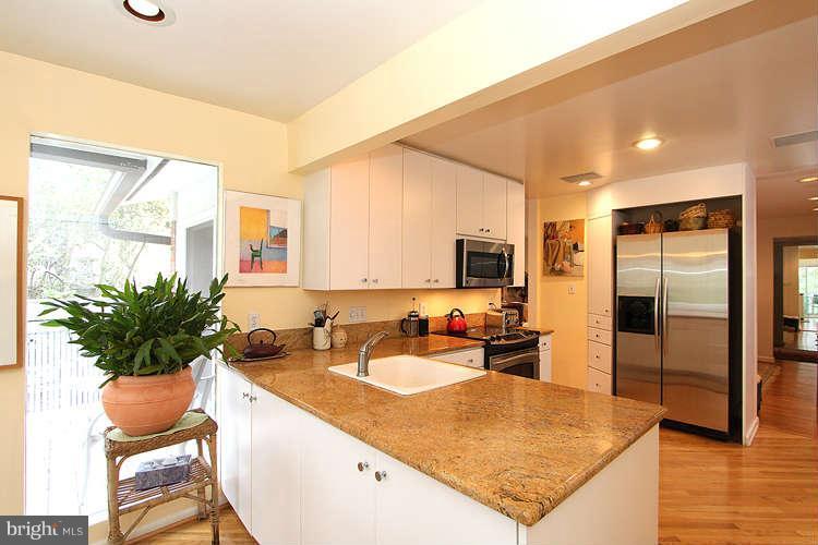 6508 Pyle Road Bethesda, MD 20817 - Photo 10 of 28 Kitchen