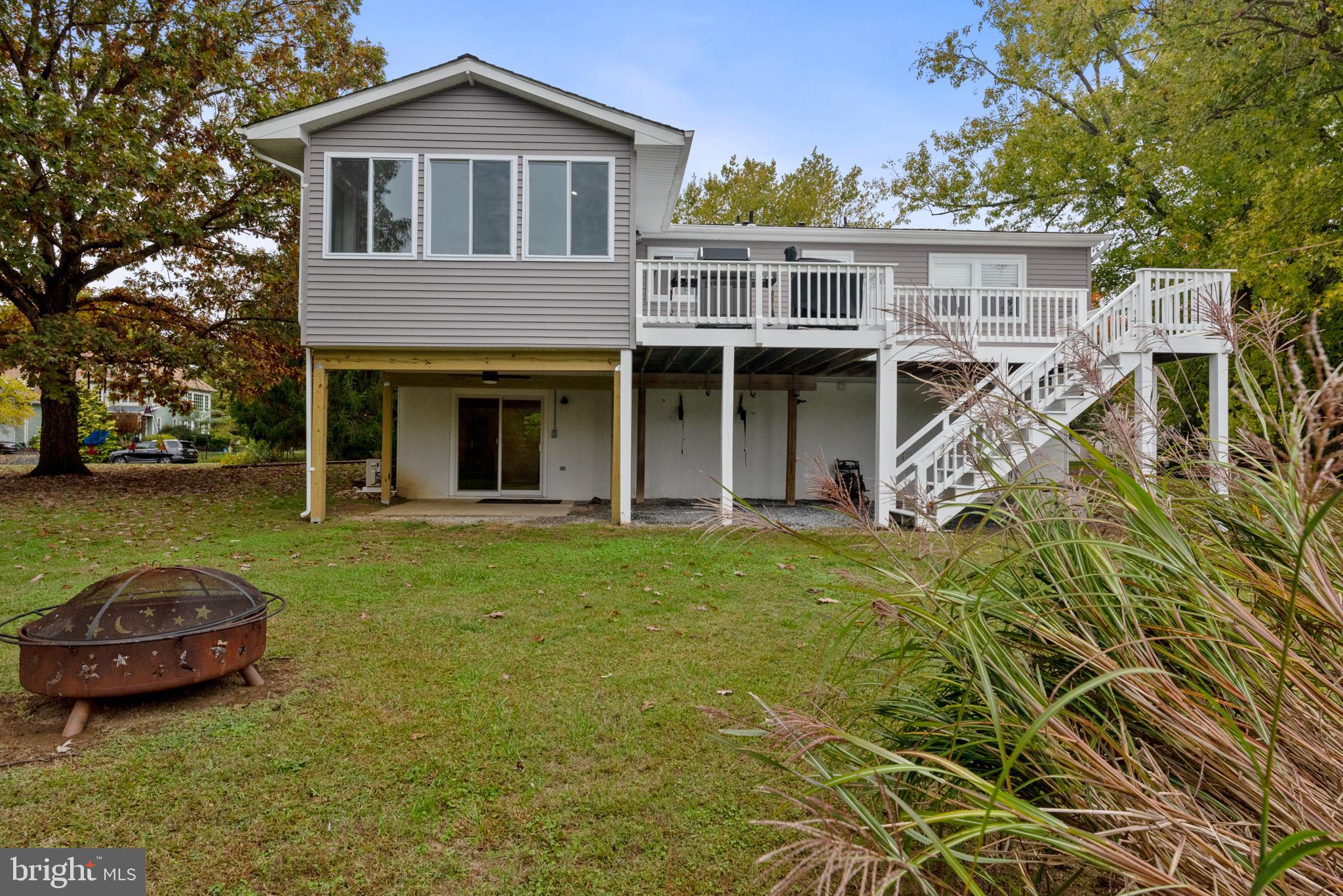 631 Truxton Road Annapolis, MD 21409 - Photo 4 of 61 a front view of a house with a garden
