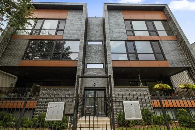 $749,900 | 3032 West Lyndale Street, Unit 2E, Chicago, IL 60647