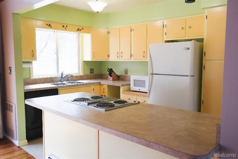 9735 Joslin Lake Road Chelsea, MI 48118 - Photo 9 of 21 9735 Joslin Lake 009.jpg