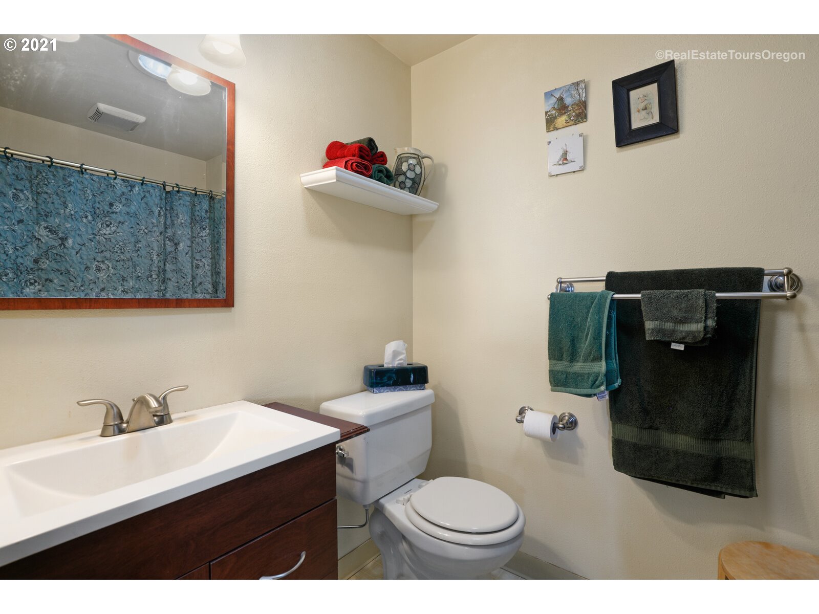 40965 Southwest Vandehey Road Gaston, OR 97119 - Photo 15 of 32 a bathroom with a sink and a mirror