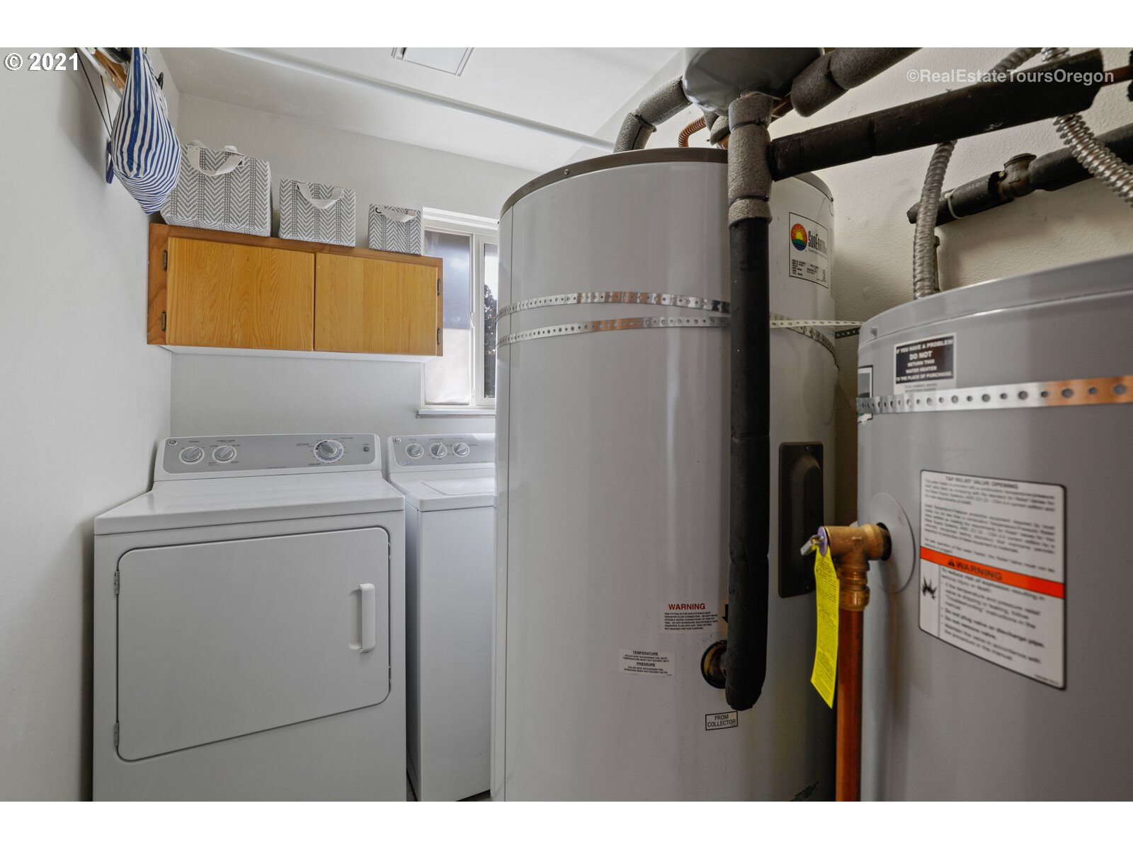 40965 Southwest Vandehey Road Gaston, OR 97119 - Photo 16 of 32 a utility room with dryer and washer