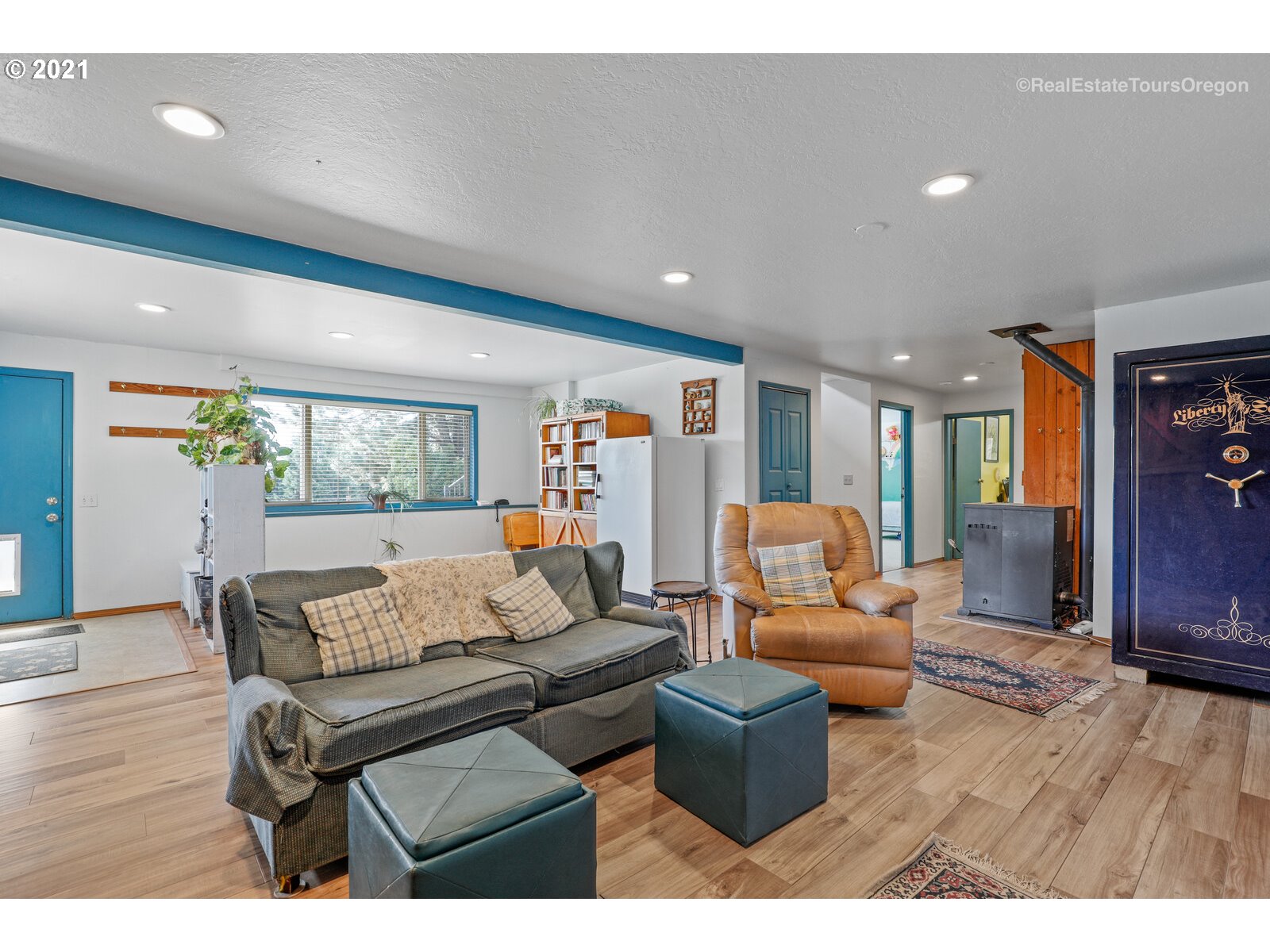 40965 Southwest Vandehey Road Gaston, OR 97119 - Photo 18 of 32 a living room with furniture and wooden floor