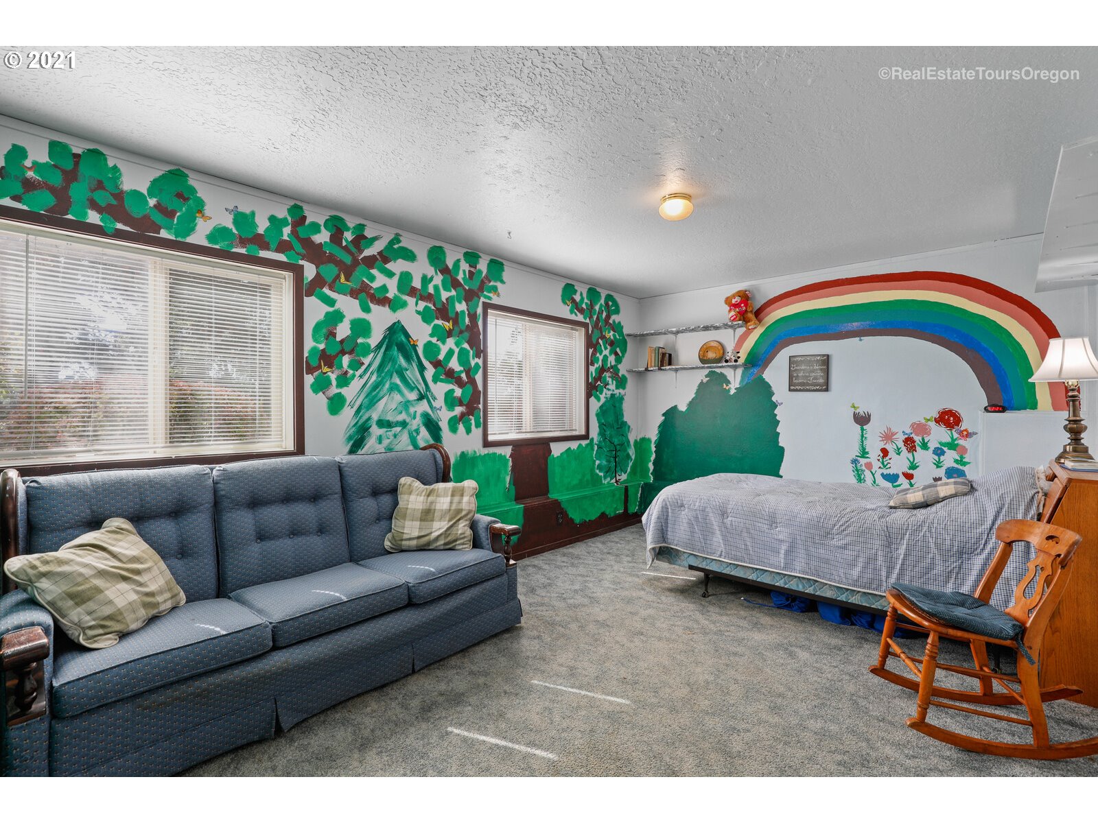 40965 Southwest Vandehey Road Gaston, OR 97119 - Photo 20 of 32 a living room with a couch and a potted plant
