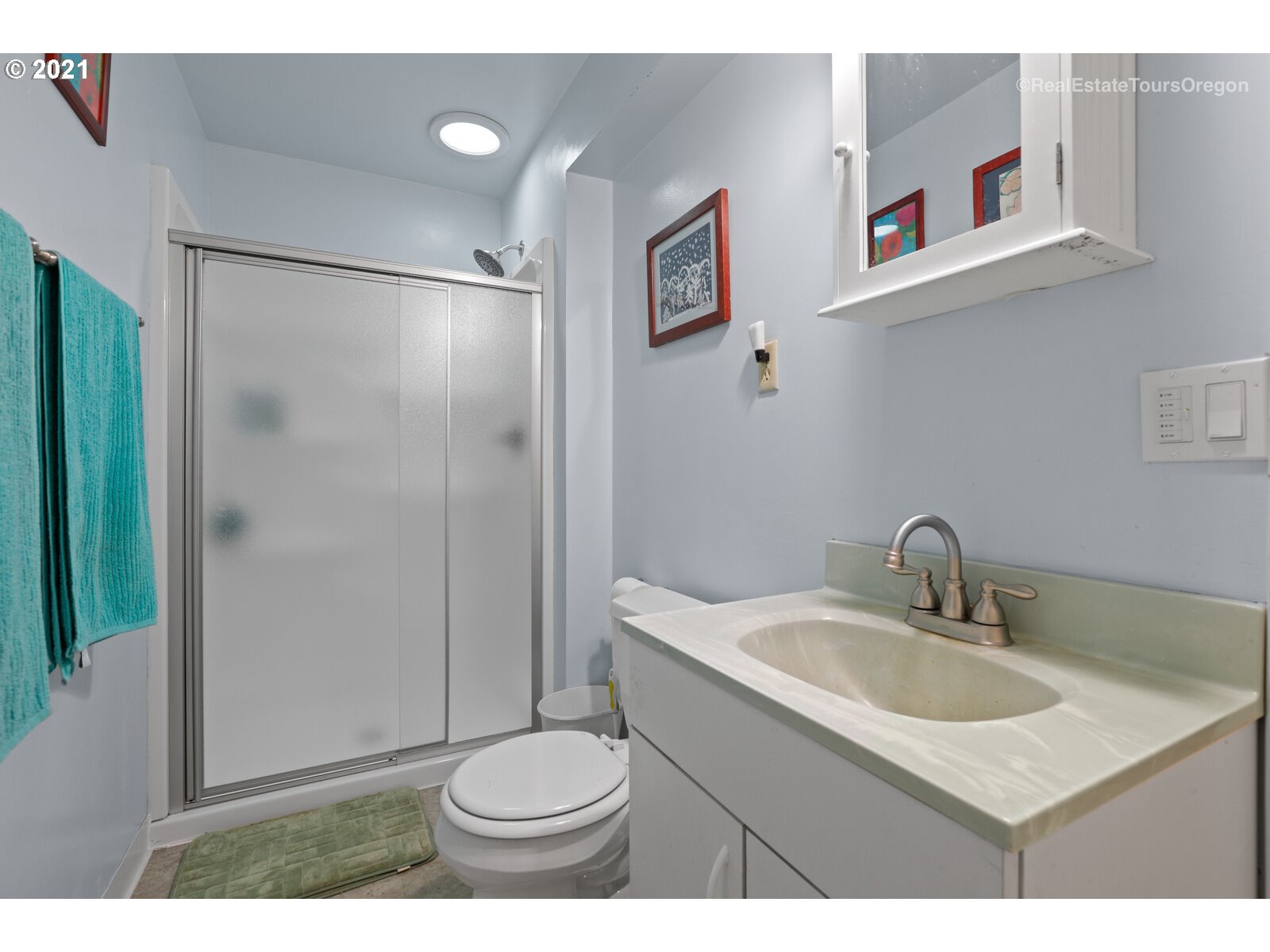 40965 Southwest Vandehey Road Gaston, OR 97119 - Photo 21 of 32 a bathroom with a sink toilet a mirror and shower