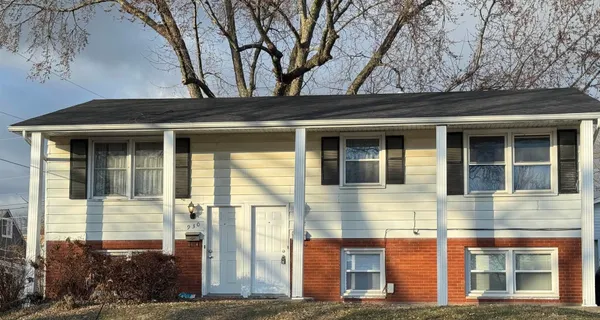 $975 | 932 Pius Lane, Bettendorf, IA 52722