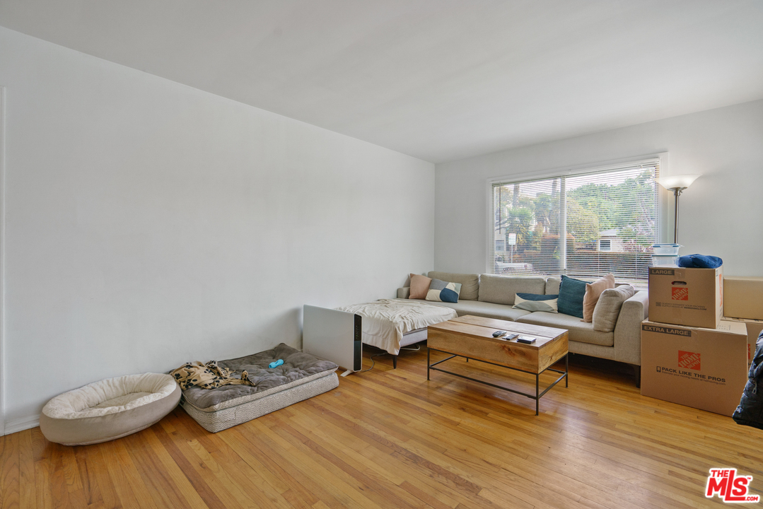 4161 Michael Avenue Los Angeles, CA 90066 - Photo 3 of 15