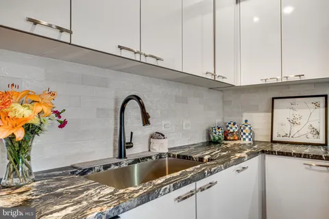 $557,000 | 515 North Washington Street, Unit 307, Alexandria, VA 22314