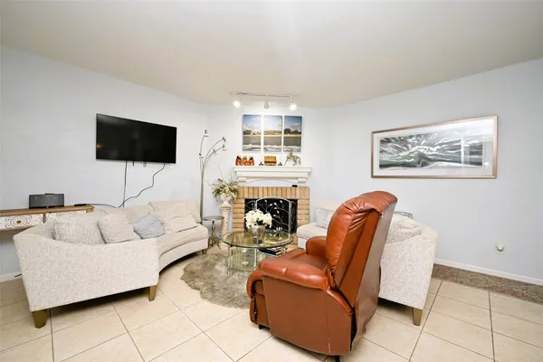 $155,800 | 9809 Richmond Avenue, Unit G1, Houston, TX 77063