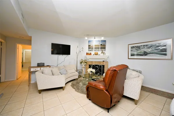 $155,800 | 9809 Richmond Avenue, Unit G1, Houston, TX 77063