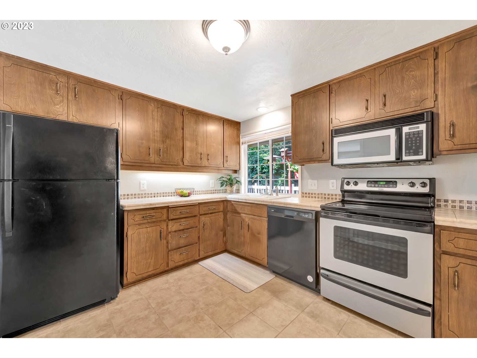 2817 Greentree Way Eugene, OR 97405 - Photo 15 of 44 a kitchen with a refrigerator stove and microwave