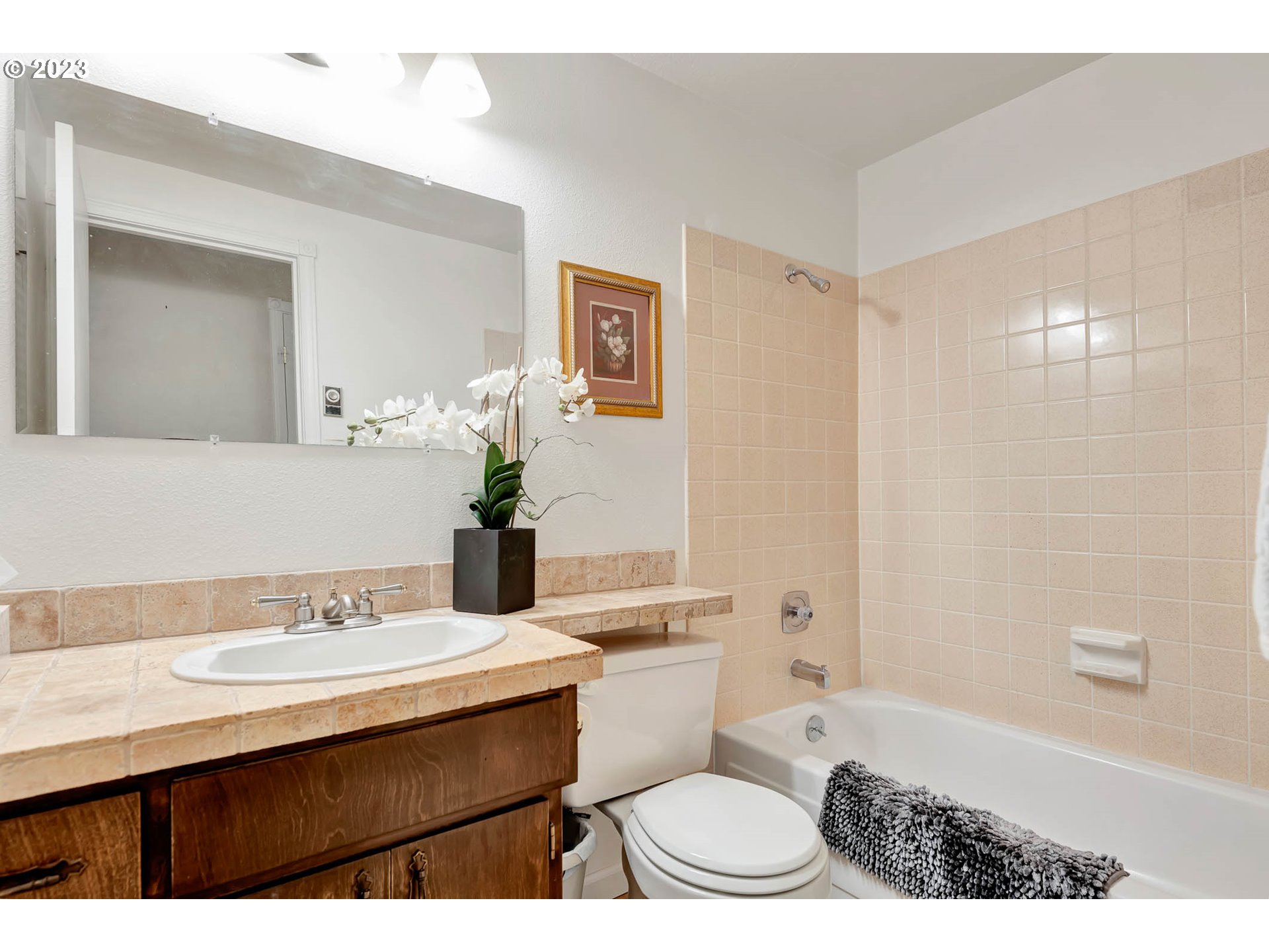 2817 Greentree Way Eugene, OR 97405 - Photo 20 of 44 a bathroom with a sink a toilet a mirror and shower