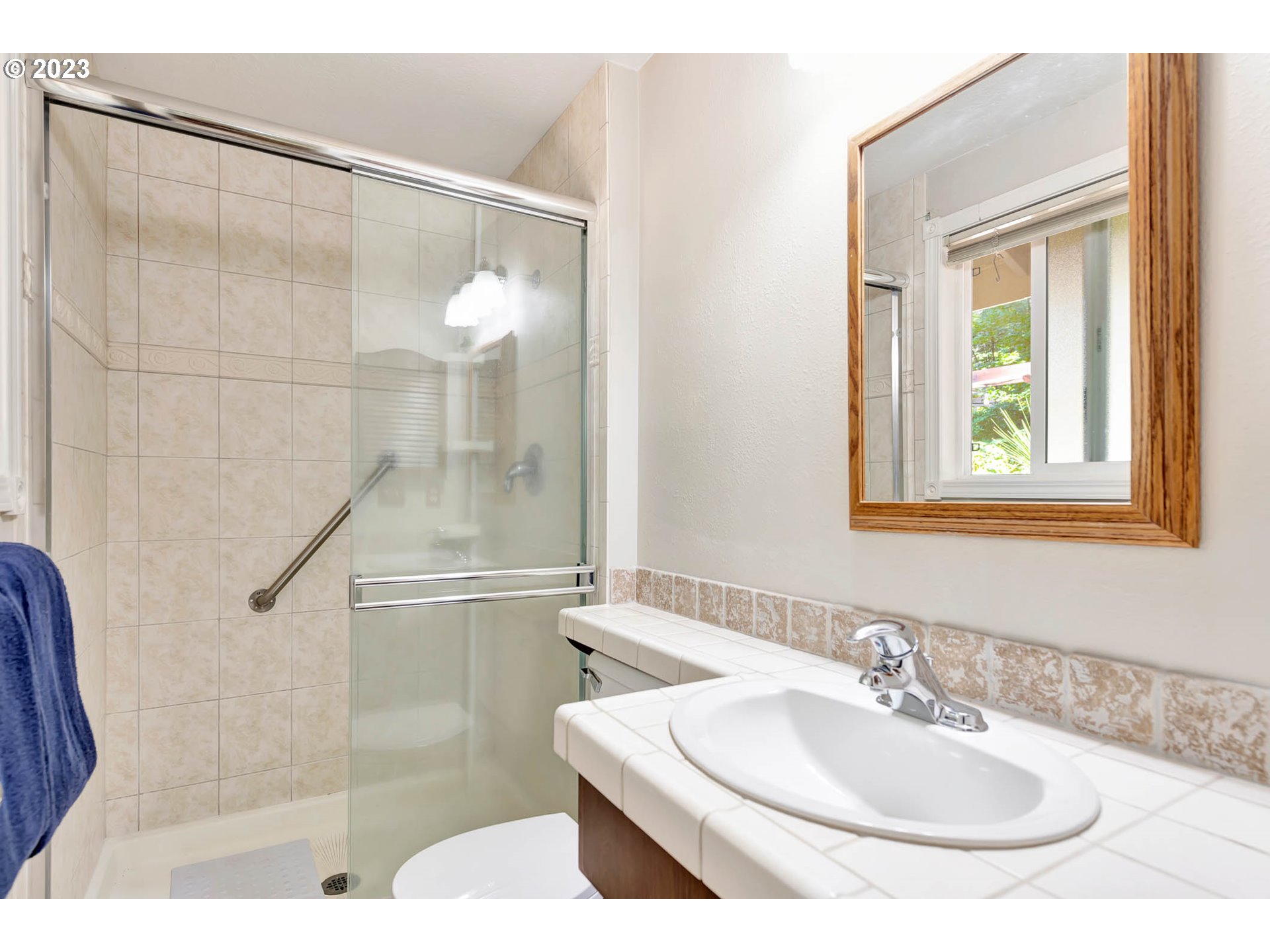2817 Greentree Way Eugene, OR 97405 - Photo 28 of 44 a bathroom with a sink and mirror with bathtub